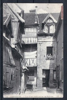 CPA OISE 60 COMPIEGNE Cour d'une vieille maison rue Solférino 1921 R40