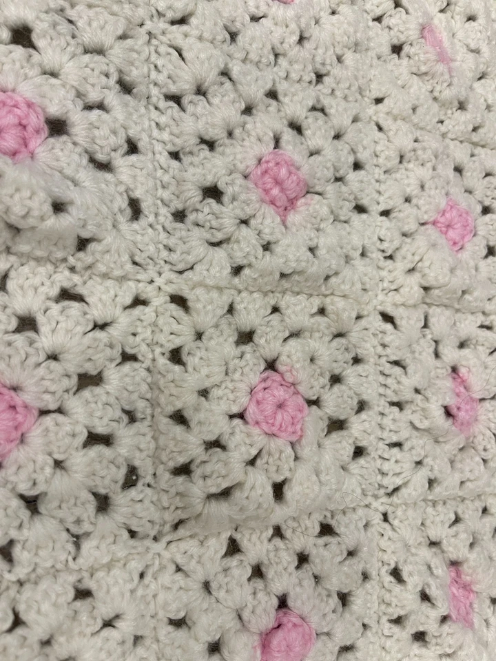 Handamade CROCHET baby blanket pink and white 32x39 - Image 2 of 2