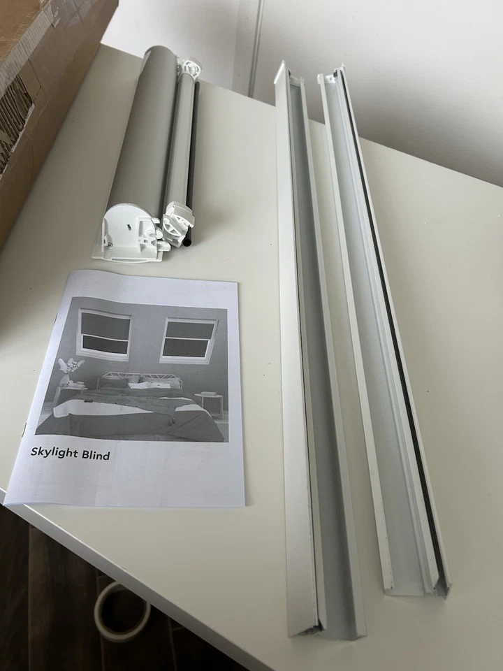 Persiana opaca de ventana de techo original VELUX para CK04 negra con riel guía gris 1 Foto 3 de 4