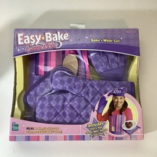 EASY BAKE OVEN ESSENTIAL Hasbro Bake Wear Set 2006: Hat, Apron, Mitt, Spoon, Pad