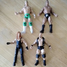 Lote de 4 figuras de acción 1999 Jakks Pacific WWE WWF Stone Cold The Rock Undertaker