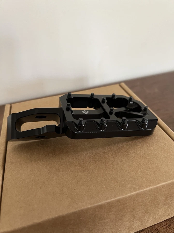 Clavijas para pies Surron Ultra Bee - negras Foto 3 de 4