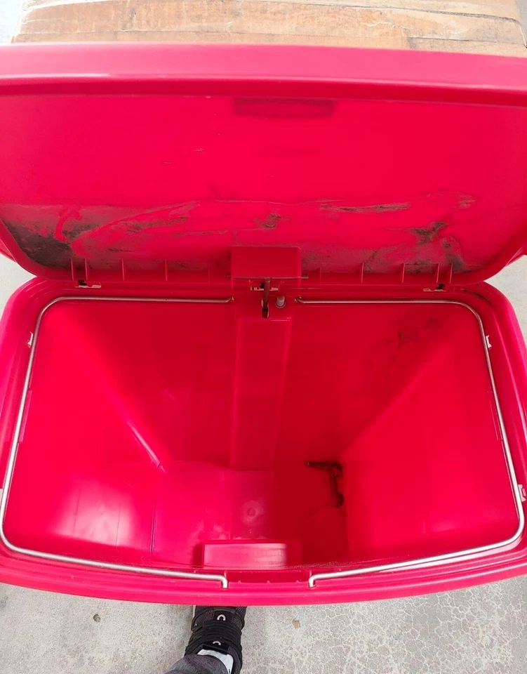 Nuevo contenedor de plástico Rubbermaid Slim Jim bote de basura de 24 galones rojo 90 L Foto 2 de 4