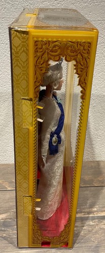 2022 Platinum Jubilee Queen Elizabeth II Barbie doll Puppe NRFB HCB96 - Imagen 8 de 12