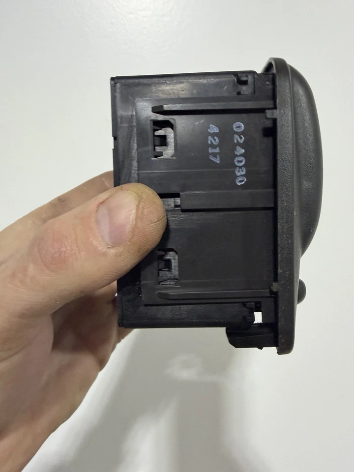 00 01 02 SATURN SL1 SL2 SW1 SW2 4D СЕДАН ГЛАВНЫЙ ВЫКЛЮЧАТЕЛЬ СТЕКЛОПОДЪЕМНИКА 21024030 - Изображение 4 из 4