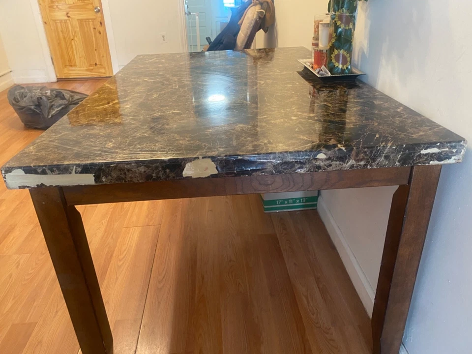 Mesa de comedor Benjara 60" L X 30" H, material marco madera asientos 4 tapa imitación mármol Foto 3 de 4