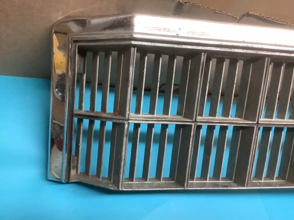 1975 Somente CHEVY MONTE CARLO GRADE DIANTEIRA ORIGINAL GM 345349 fabricante de equipamento original - Imagem 2 de 4