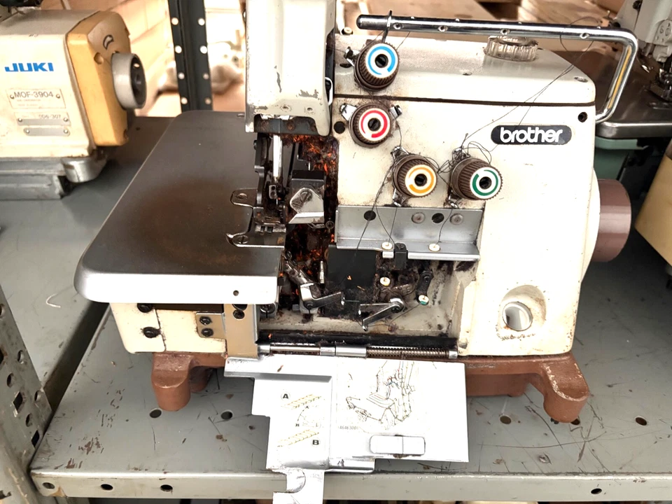 MÁQUINA DE COSER INDUSTRIAL BROTHER MA4-B551 CABEZA DE PUNTADA DE SEGURIDAD DE CINCO HILOS Foto 2 de 4