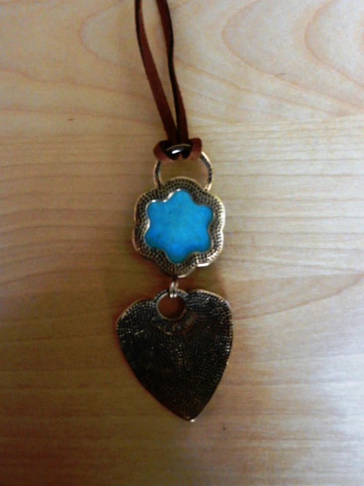 Collar Colgante Flor Howlita Turquesa BARSA Bronce y Cuero Precio de Venta sugerido por el fabricante 78 USD Foto 3 de 4