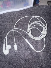 Apple EarPods with Lightning Connector inline remote and microphone
