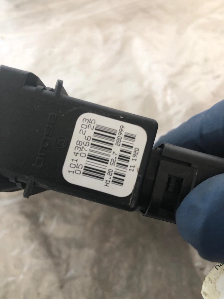 1999 - 2001 VOLKSWAGEN PASSAT заднее стекло мотор пассажирский правый 101438203 - Изображение 4 из 4