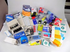 Gemische Kiste Bürobedarf mit Taschenrechner, Prittstiften, Ordnerrücken