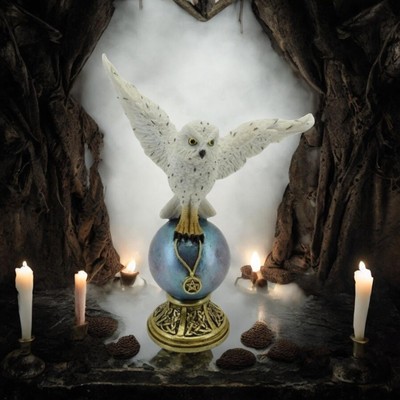 Mystische Schneeeule auf Kristallkugel Statue - Fantasy Deko - Kunstharz Skulptur