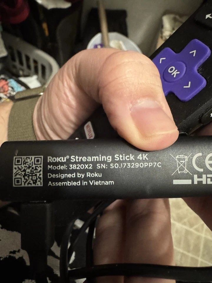 Dispositivo de transmisión Roku Streaming Stick 3820X2 4K con control remoto por voz Foto 2 de 2