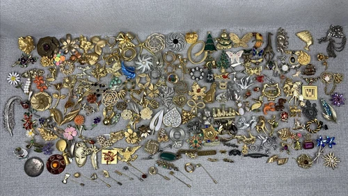 HUGE VINTAGE TO NOW PIN/ BROOCH Costume JEWELRY LOT Statement Bling - 210 Pieces