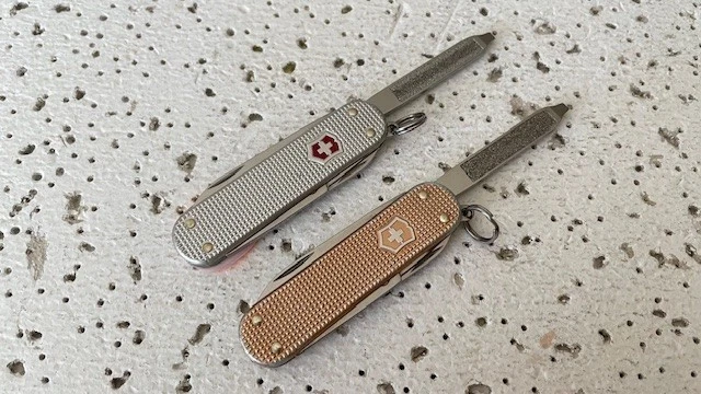 Lote de 2 navajas suizas Victorinox Classic SD ALOX plateadas y marrones multiherramienta - Foto 4 de 4