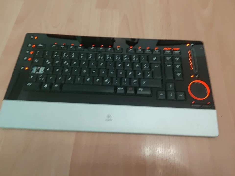 Logitech - diNovo Edge - Bluetooth QWERTZ - Image 3 of 4