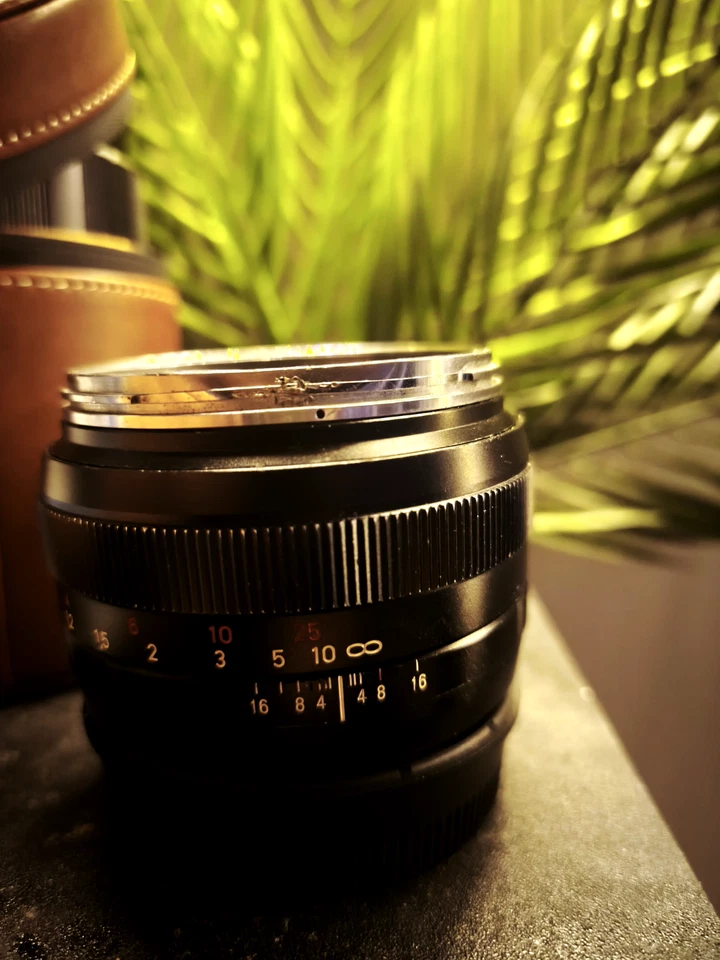 【Near MINT】ZEISS Planar T* 50mm f/1.4 ZE Lens for Canon EF - Photo 2/2