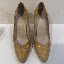 Vintage women  s Pumps Heels Shoes Yellow