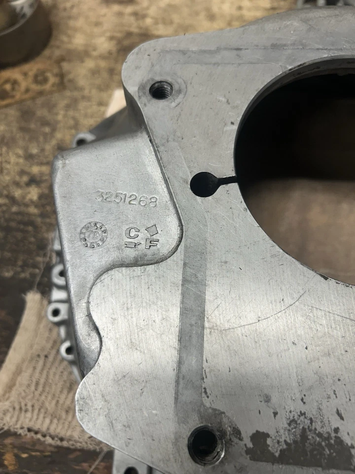 Jeep CJ5 CJ7 T4 T5 SR4 80-83 Iron Duke Bellhousing Chevy V8 motor 3251268 Foto 2 de 2