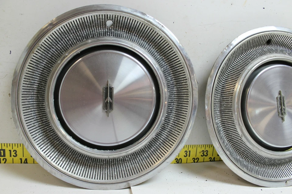 Cubiertas de rueda tapacubos OEM GM 15" 00410225 1972 Oldsmobile Custom Cruiser (W381) Foto 2 de 4