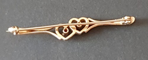 Vintage 9ct Solid Yellow Gold Bar Brooch Featuring 2 Hearts Diamond & Ruby - Bild 4 von 9