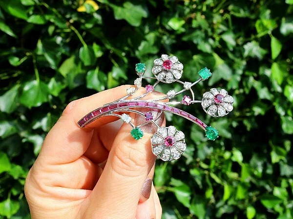4.49CT Pink Ruby, 1.98CT Zambian Emerald & 3.89CT White CZ Spray Flower Brooch - Image 2 of 4