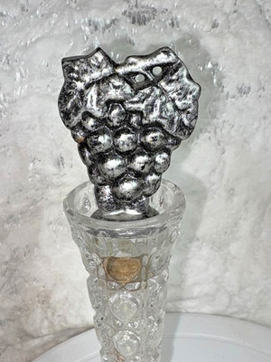Pewter Bunch Of Grapes Cork Wine Bottle Stopper Topper Twist