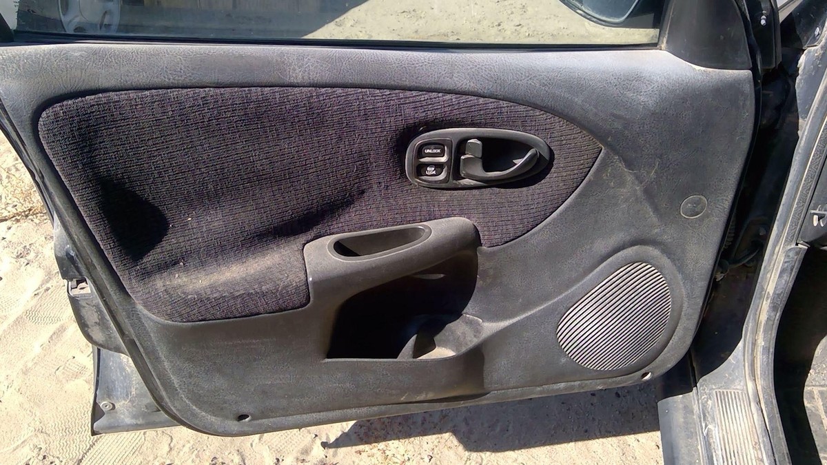 2000-2002 Saturn Sl2 Driver Left Front Inside Door Trim Panel Only