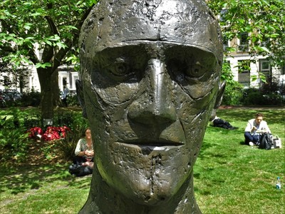 Photo 6x4 ''In Memoriam I'' in St James's Square ''In Memoriam I'' was create c2019