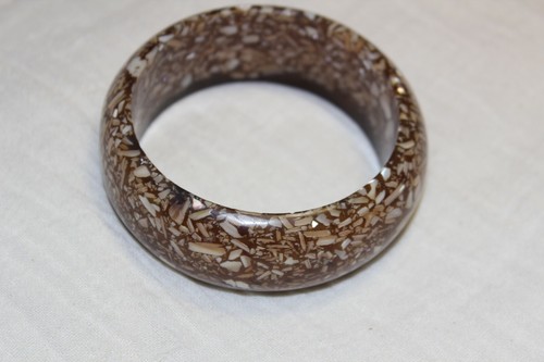 Vintage 60er Jahre Grob ROOT BEER Plexiglas eingebettete Muscheln Armreif Armband 1 1/8" BREIT - Bild 1 von 9