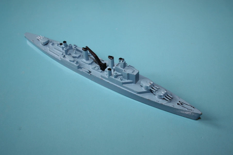 HMS SUPERB Cruiser in blau.