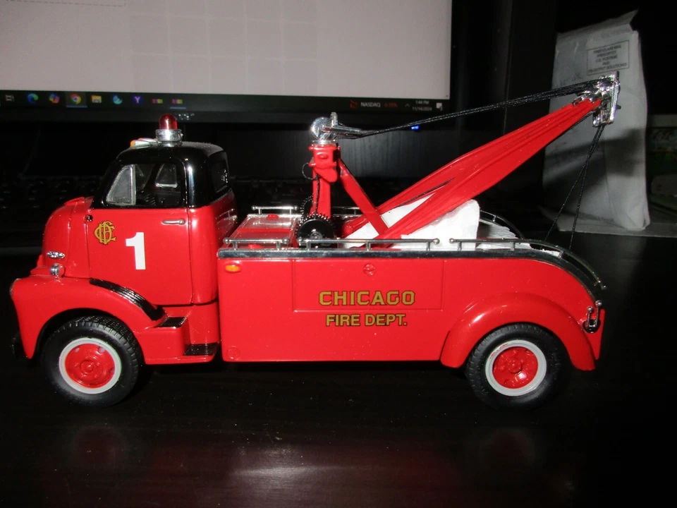 FIRST GEAR-" CHICAGO FIRE DEPT. " 1952 GMC HEAVY DUTY WRECKER 1:34 - Image 3 of 4