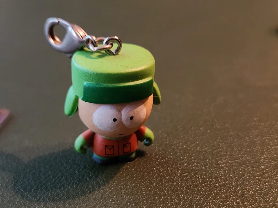 Kidrobot South Park Series 1 Zipper Pulls Kyle Broflovski 2/20 - Image 3 of 3