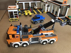 LEGO CITY GARAGE 7642 COMPLETE  W/BOX + INSTRUCTIONS, RETIRED 2009