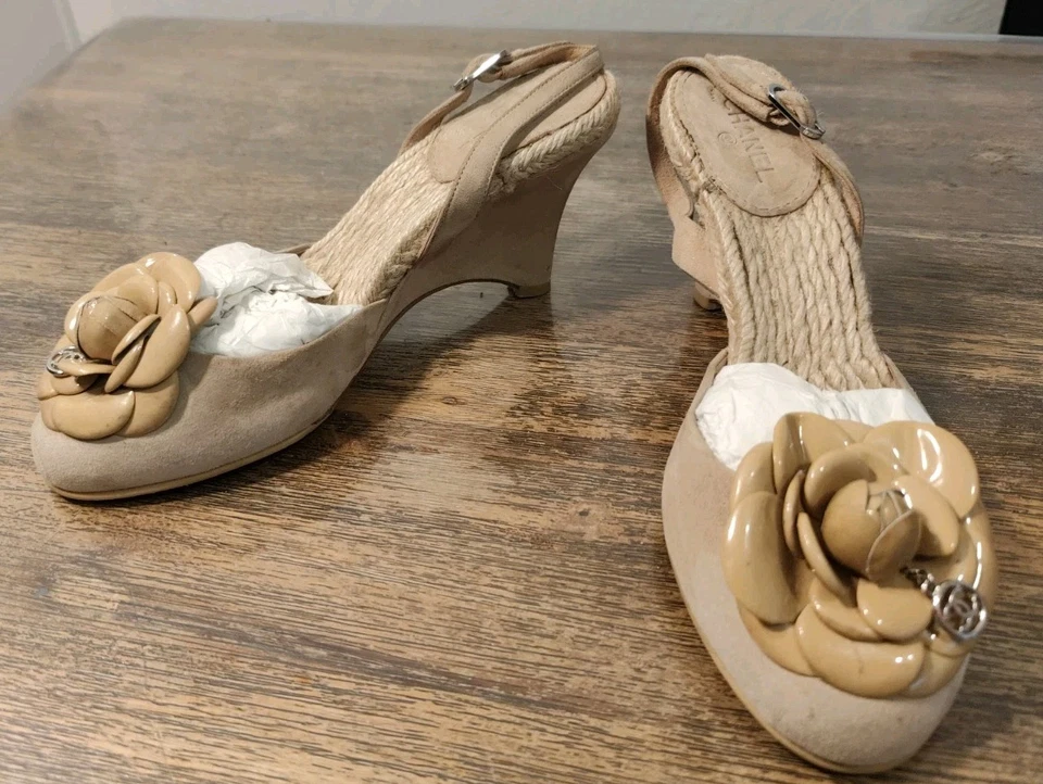 CHANEL Sandales compensées cuir façon espadrilles Taille 36,5 - Photo 1/4