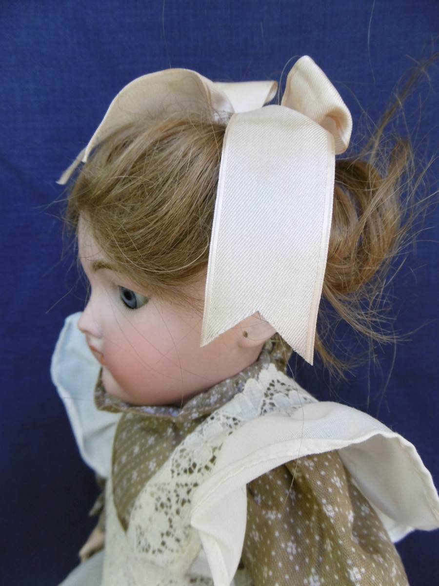 S.F.B.J. : Poupée, tête biscuit, bouche ouverte, yeux dormeurs, moule