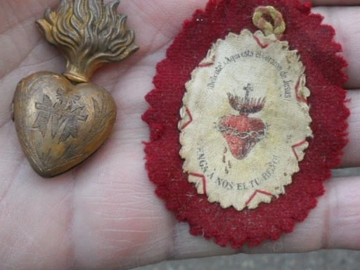 ancien reliquaire + tissu marqué . Coeur Sacré , Marie laiton ciselé pendentif - Photo 2/4