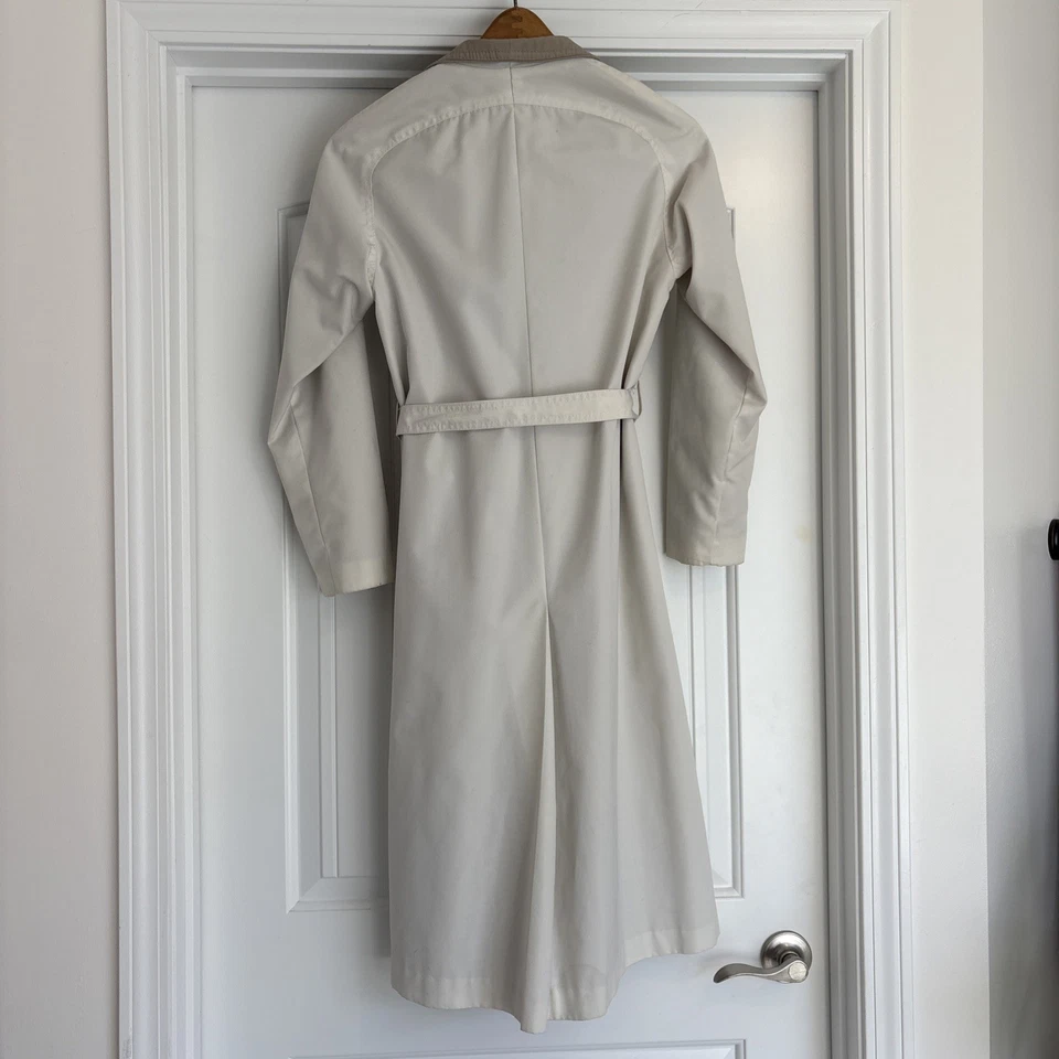 Gabardina beige para mujer con puños abotonados, cinturón y dos bolsillos Foto 4 de 4