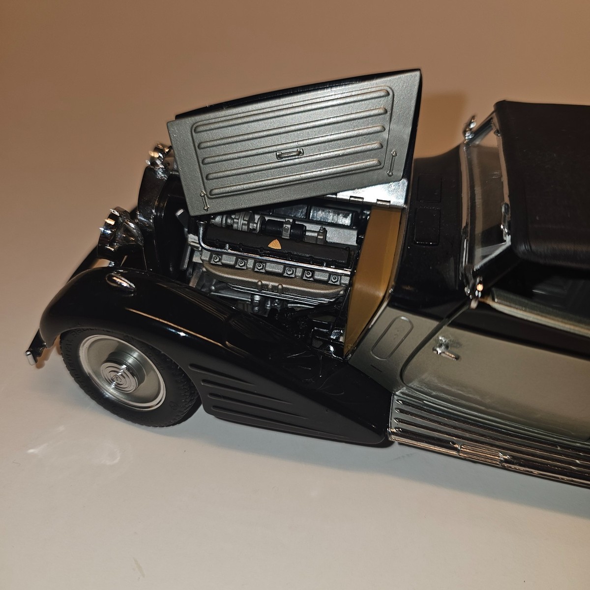 Franklin Mint 1939 Maybach Zepplin Touring Sedan Silver/Black 1:24