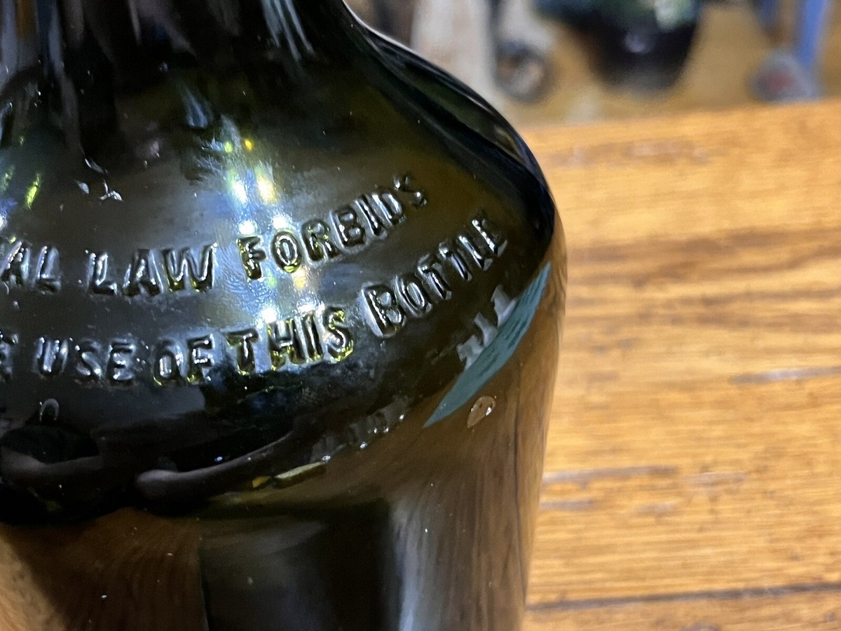NICE VINTAGE VAT 69 SCOTCH WHISKEY BOTTLE GREEN GLASS NICE VINTAGE VAT 69 SCOTCH WHISKEY BOTTLE GREEN GLASS