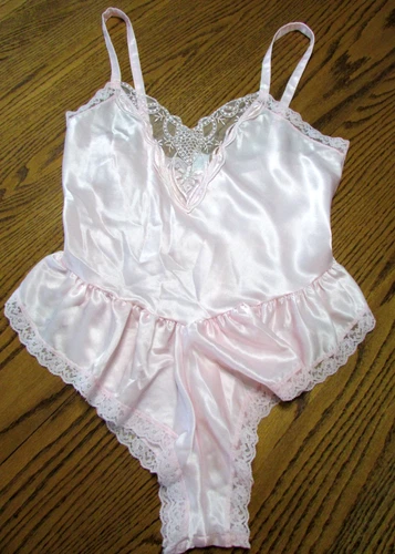 Body Chic Sz M Pink Embellished Lace Bead Trim Teddy Sleep Romper USA NWOT