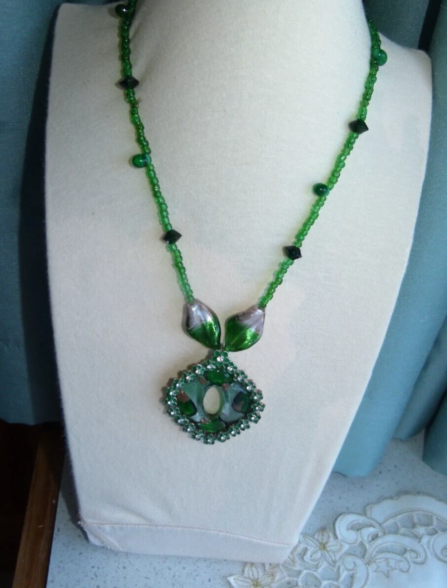 JEWELLERY PRETTY EMERALD GREEN GLASS BEAD NECKLACE WITH DECORATIVE