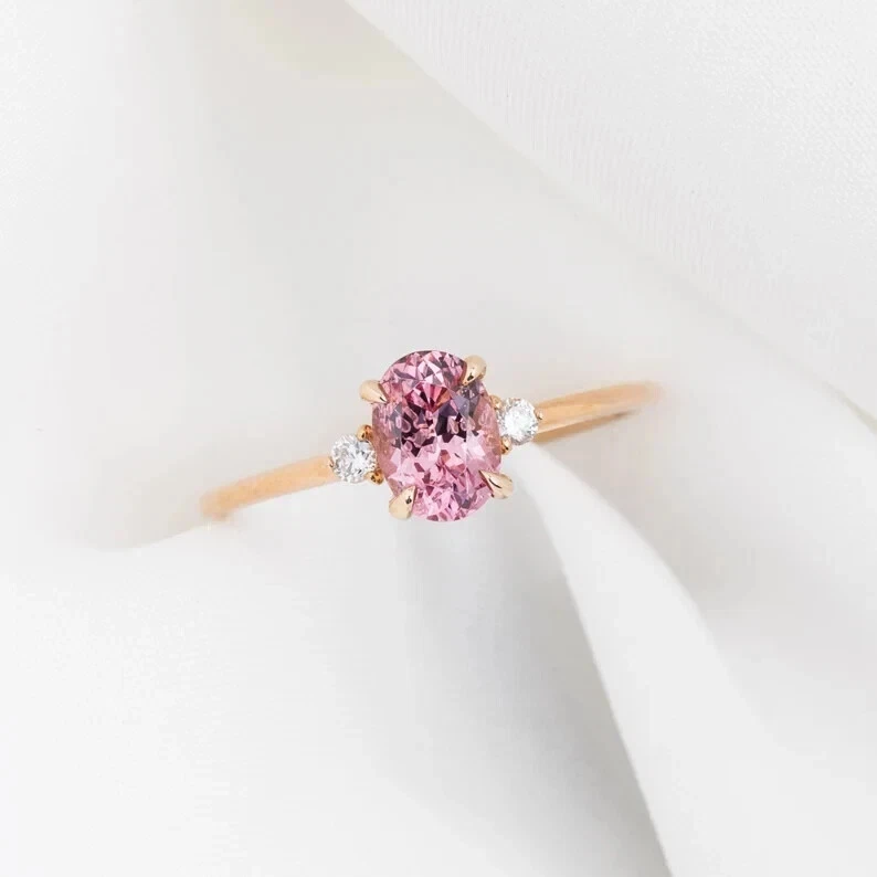 Anillo de aniversario de diamantes y zafiros rosados naturales de 2,70 quilates de oro amarillo macizo de 14 quilates Foto 4 de 4