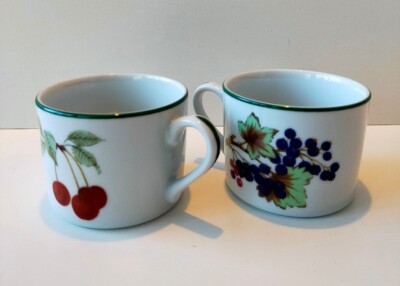 Ein Paar Royal Worcester Evesham Vale Feinporzellan Tassen Becher