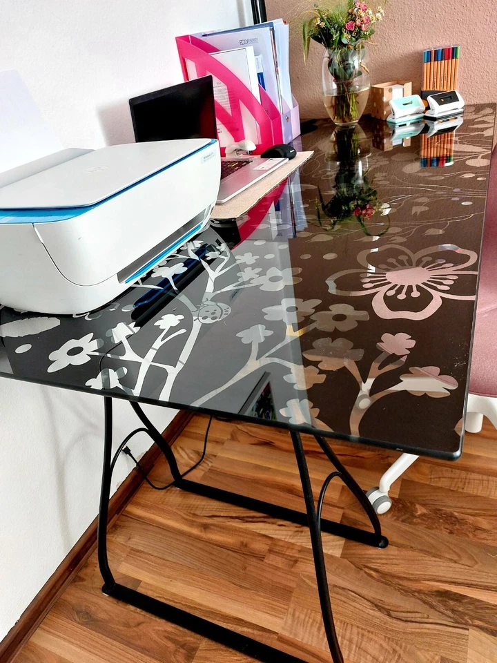 Schreibtisch mit Glasplatte und Regalfach von IKEA - wegen Umzug zu verkaufen :) - Bild 3 von 4