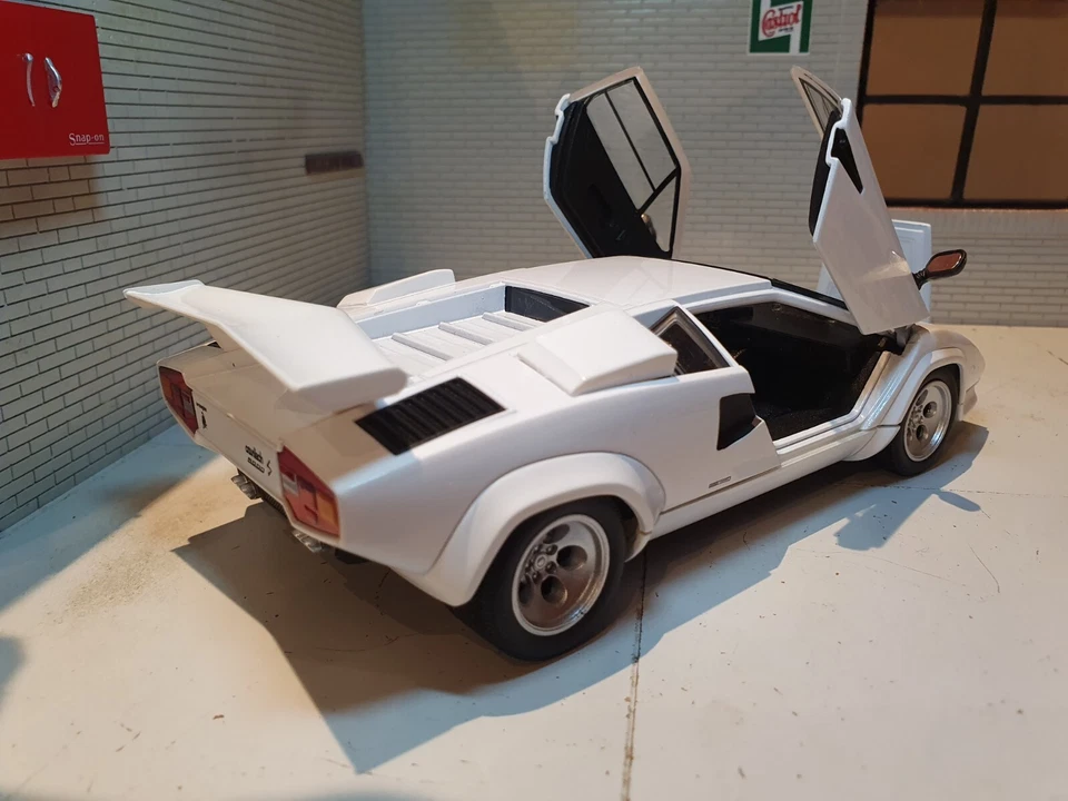 Lamborghini Countach LP5000 White Wolf of Wall St 1:24 Scale Diecast Model Car - Image 3 of 4