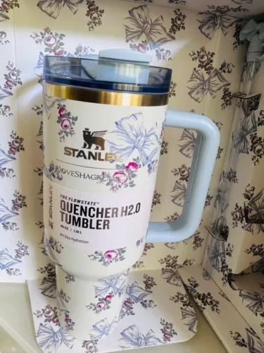 Stanley x LoveShackFancy 40oz Holiday Tumbler – Elegant Rosa Beaux Blue - Picture 2 of 9