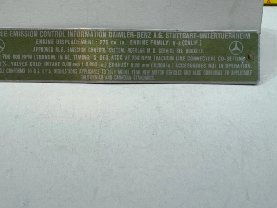 Mercedes 74 R107 C107 450 V8 под капотом металлический зеленый California выброс 1 табличка - Изображение 3 из 4