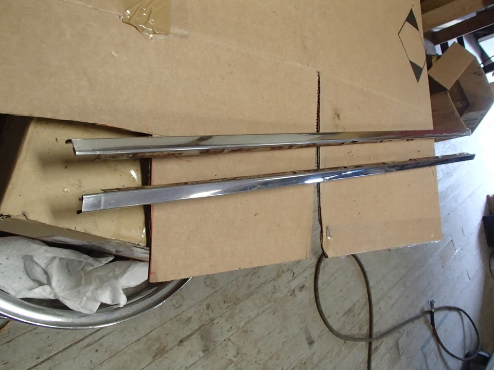 Molduras Belt Line 1967 Oldsmobile 98 convertible en puerta de apertura de ventana lateral Foto 2 de 4